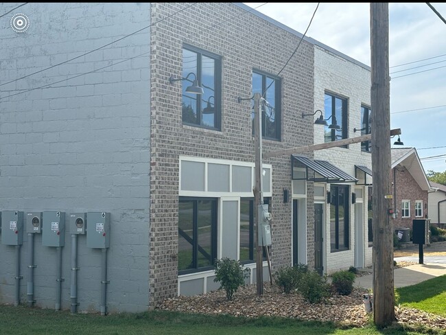 Building Photo - 2 Bedroom / 1 Bath Apt. Kingsport, TN