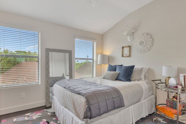 Building Photo - Stunning Home near Downtown Houston