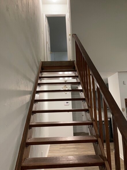 Stairs - 171 Parkbrook Cir