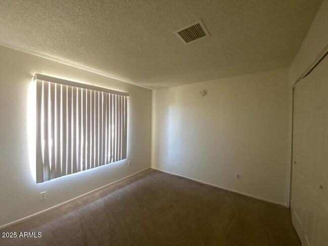 Building Photo - 3271 Briarwood Dr