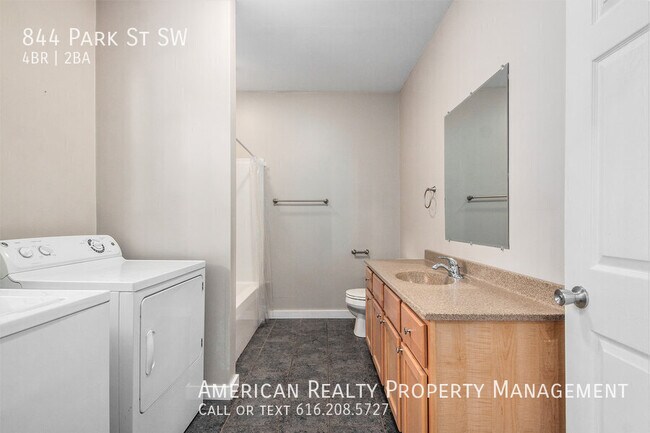 Building Photo - 844 Park St SW