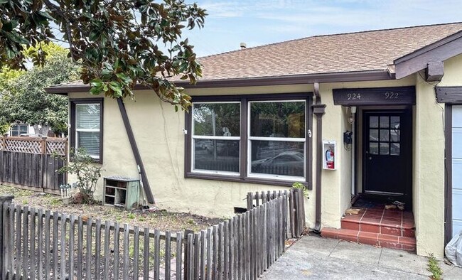 Building Photo - 2-Bedroom, 1-Bathroom Home with Modern Ame...