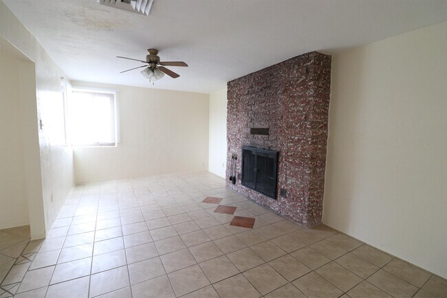 Building Photo - 3112 Colorado St NE