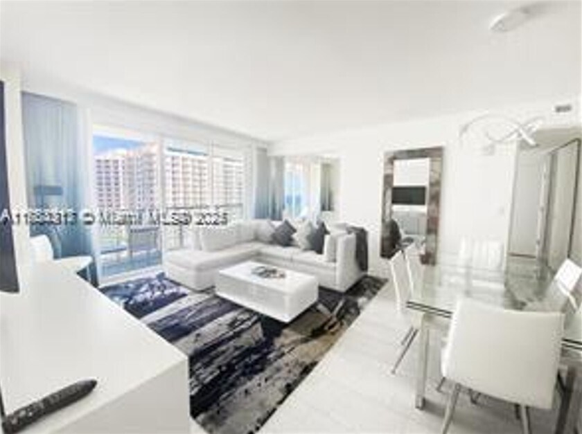Building Photo - 3101 Bayshore Dr