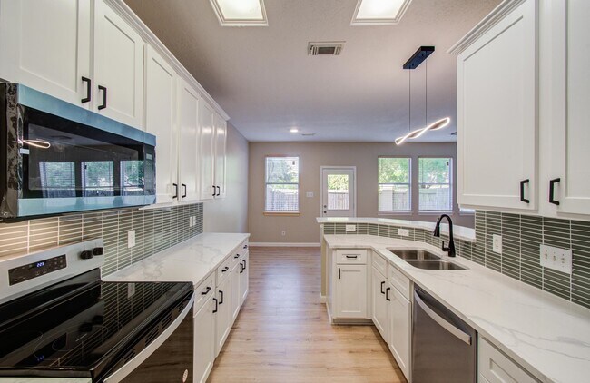 Building Photo - 17230 Oakwood Chase Dr