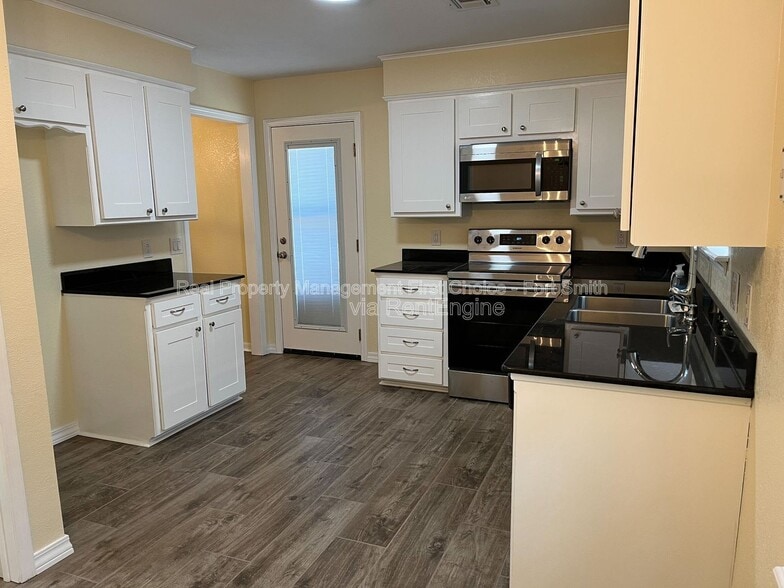 Building Photo - 3200 S 56th St