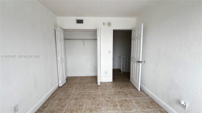 Building Photo - 984 W 40th St