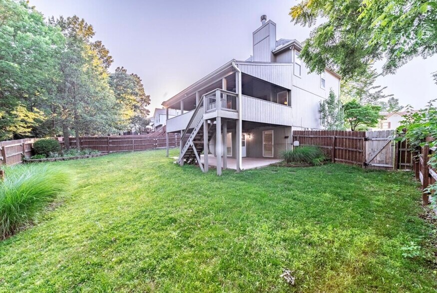 Backyard for relaxation with covered patio - 9505 NW 86th Ter