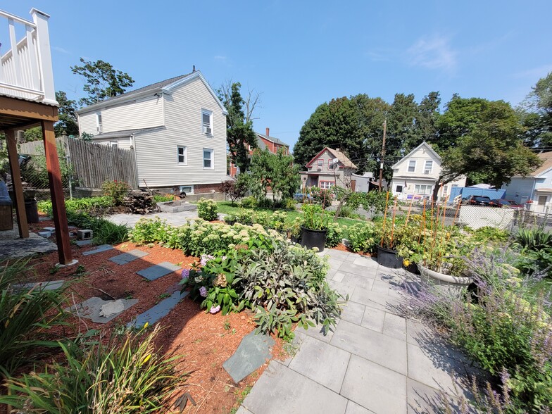 Manicured backyard - 7 Wilson St