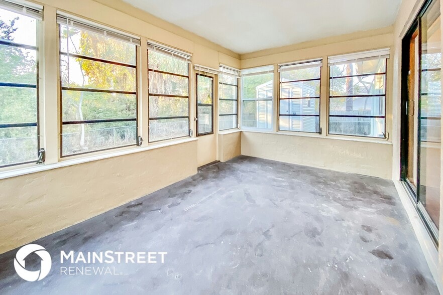 Building Photo - 16103 Villa Dr