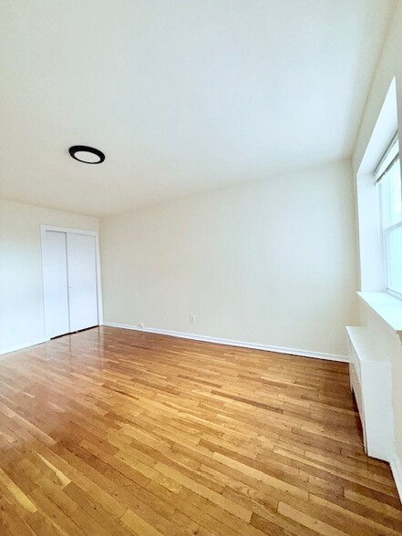 Building Photo - 403 Park Ave