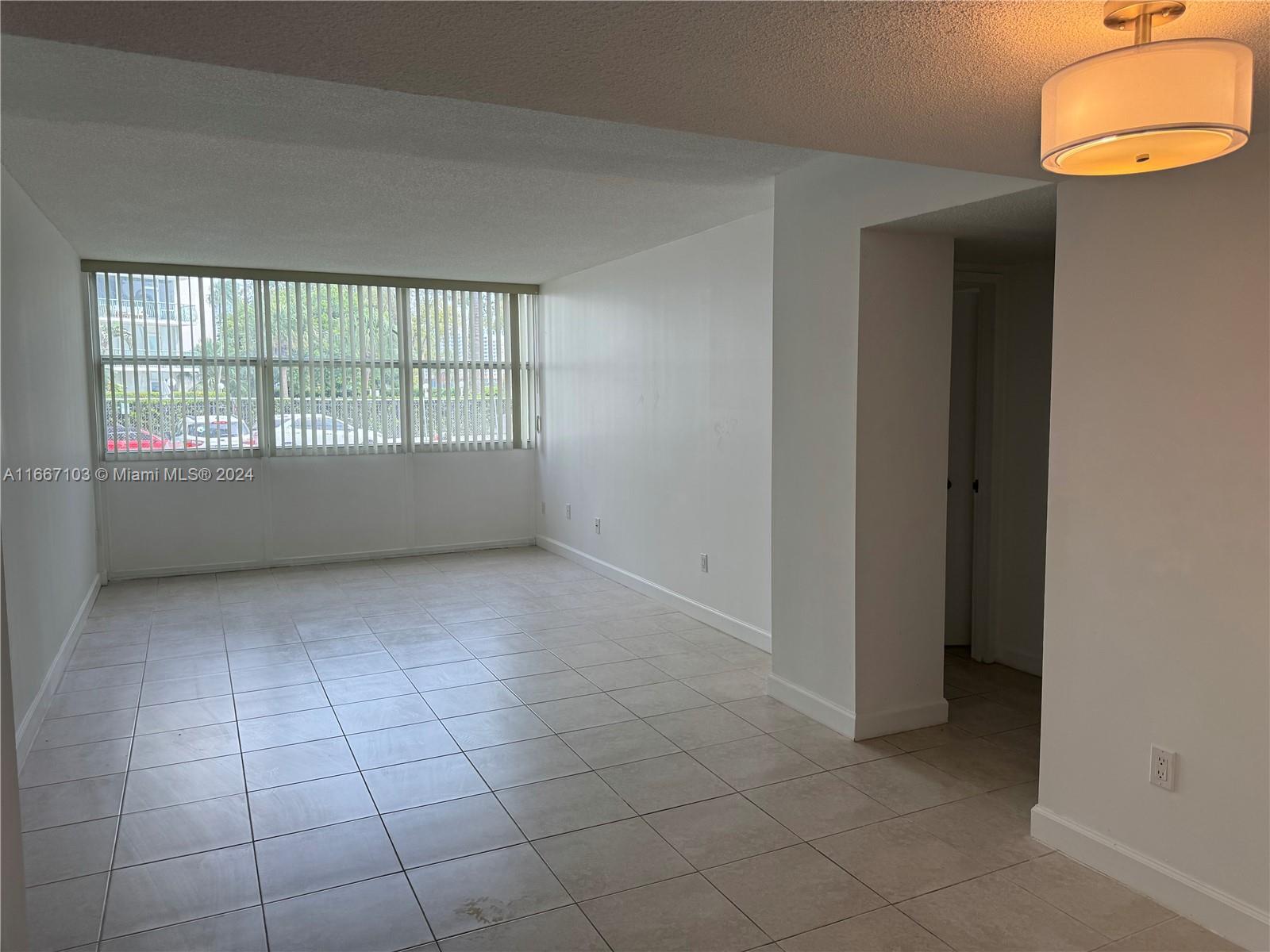 Building Photo - 1420 Brickell Bay Dr