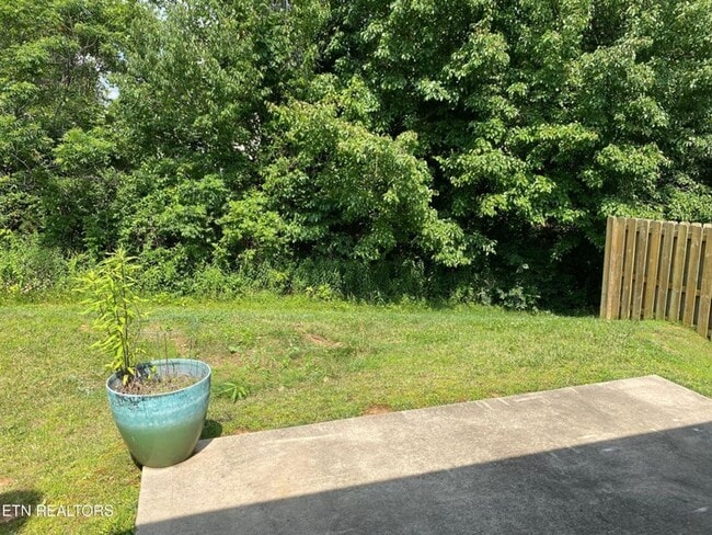 Building Photo - Single Level Home with 2 bedrooms + Separate Office or Den!