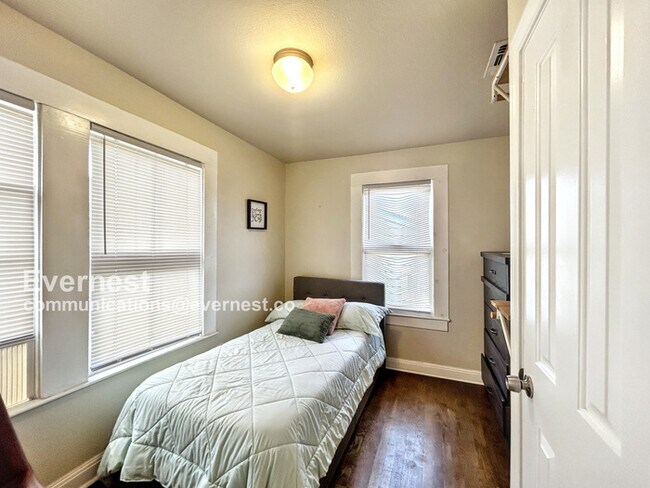Building Photo - 410 E Carson St