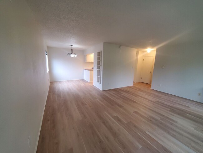 Building Photo - Spacious 1 bed/1bath.  Heat included in rent!  Off Street parking included.