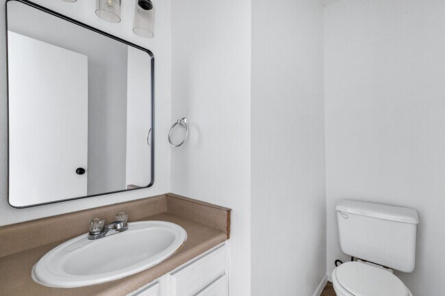 Building Photo - Remodeled 3/2 off Indian School & 43rd Ave