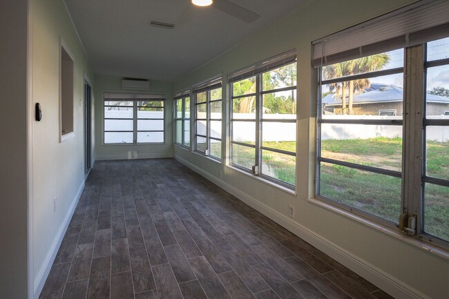 Building Photo - Annual  2 bed/1 bath house available $2,40...