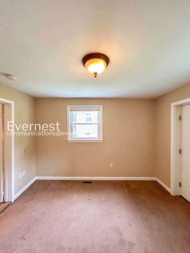Building Photo - 3 Bed, 1 Bath Home with Driveway and Hardwood Floors | Housing Vouchers Accepted |  Available Now!