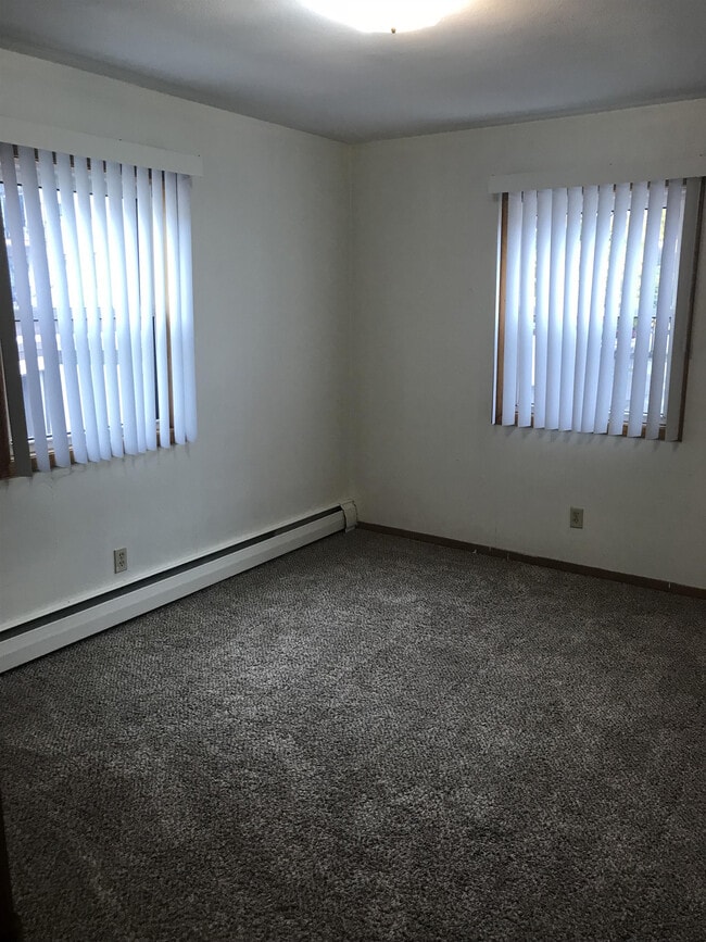 Building Photo - 380 Larpenteur Ave W