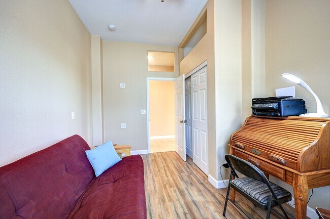 Building Photo - OPEN FLOOR PLAN WITH SIDEYARD PARKING AND ...