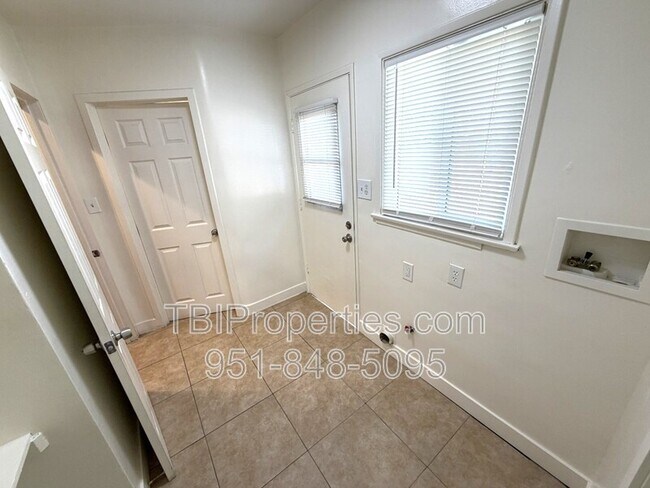 Building Photo - 3552 N Alameda Ave