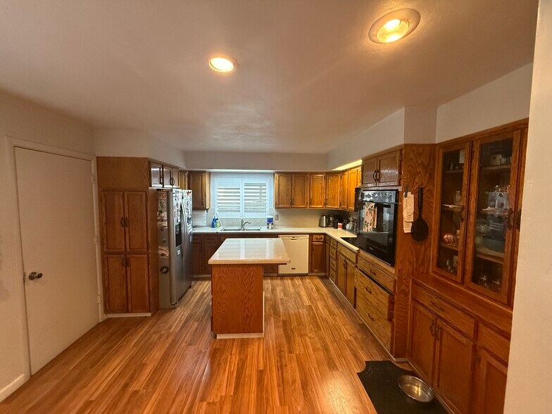 Building Photo - 1618 W Locust St