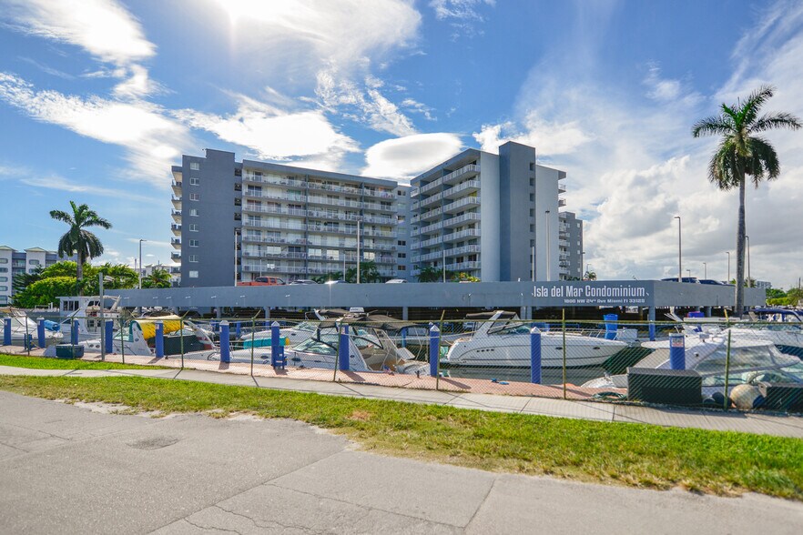 Building Photo - 1800 W 24th St