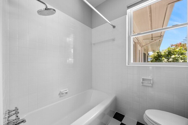 Building Photo - Gorgeous and Spacious 3 Bedroom Ranch in T...