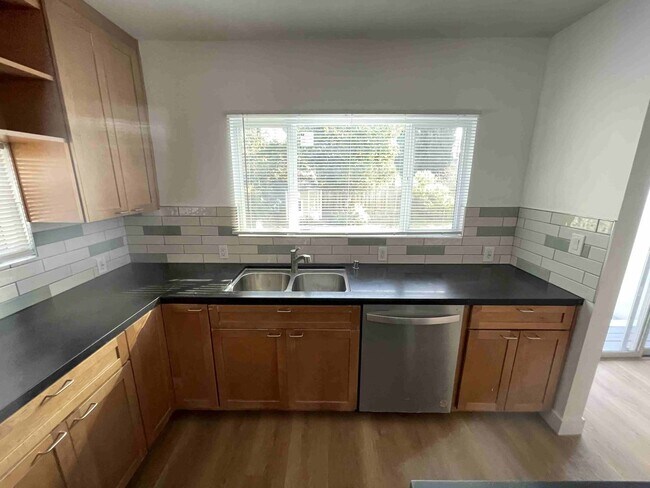 Building Photo - COMPLETELY REMODELED HOME IN QUIET AREA!