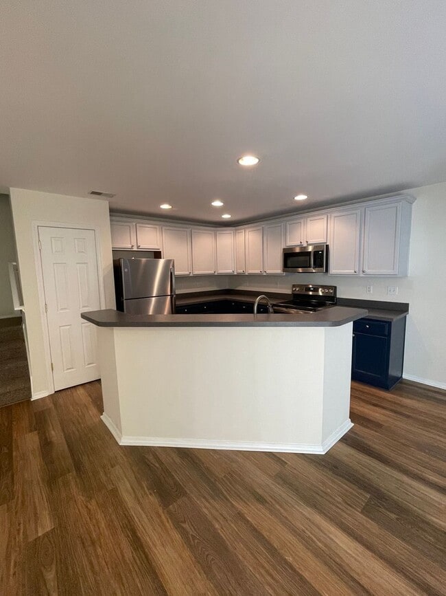 Building Photo - 4 BEDROOM IN GODLEY PARK- POOLER