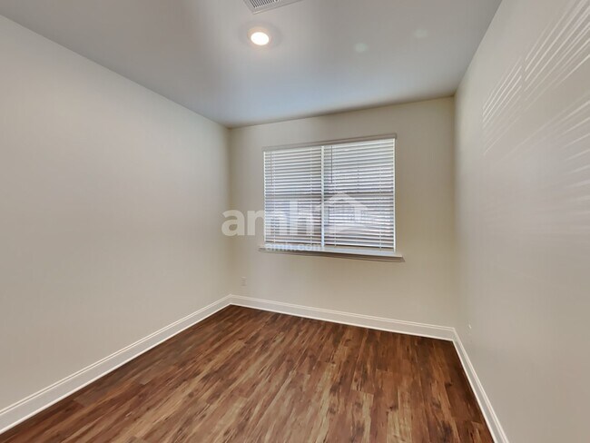 Building Photo - 602 Rivermist Dr