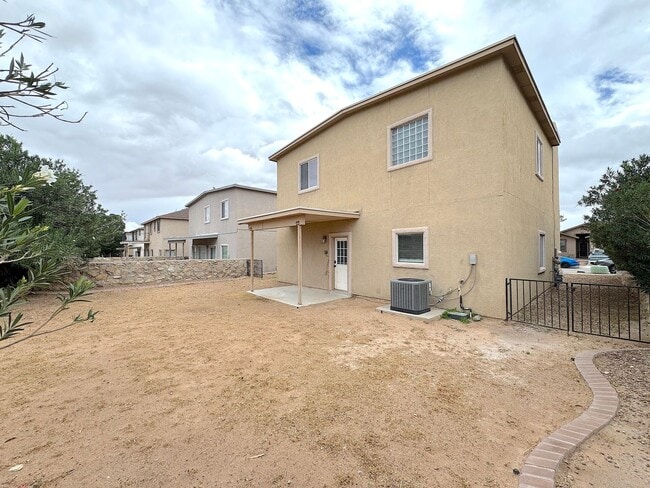 Building Photo - Sandstone Ranch Estates 3 Bed Refrig A/C!