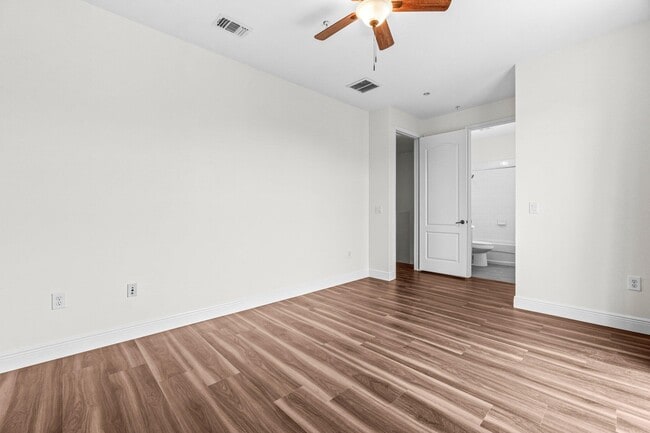 Building Photo - 536 NW 39th Cir