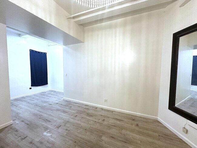 Building Photo - Chapman