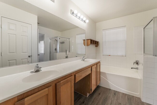 Building Photo - Beautiful Home in a Corner Lot!