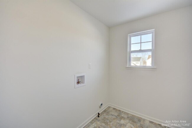 Building Photo - 9480 White Tail Dr