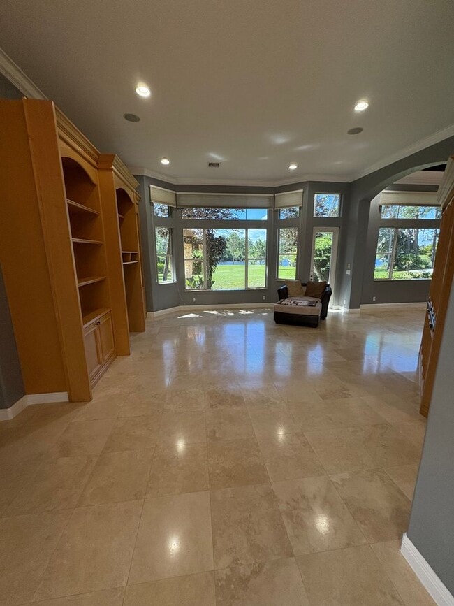 Building Photo - Spacious 3/3.5/3 Courtyard POOL home in Pa...