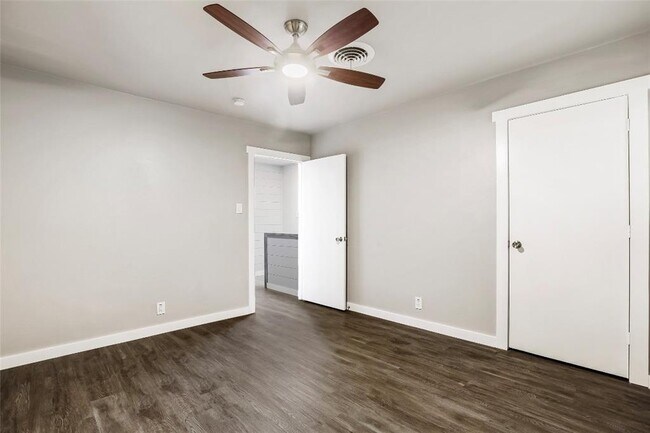 Building Photo - 5330 Balcones Dr