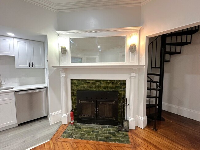 Building Photo - Charming 1-Bedroom in Cleveland Circle