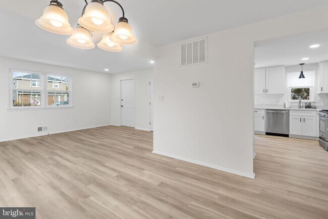 Building Photo - 295 Lander Dr