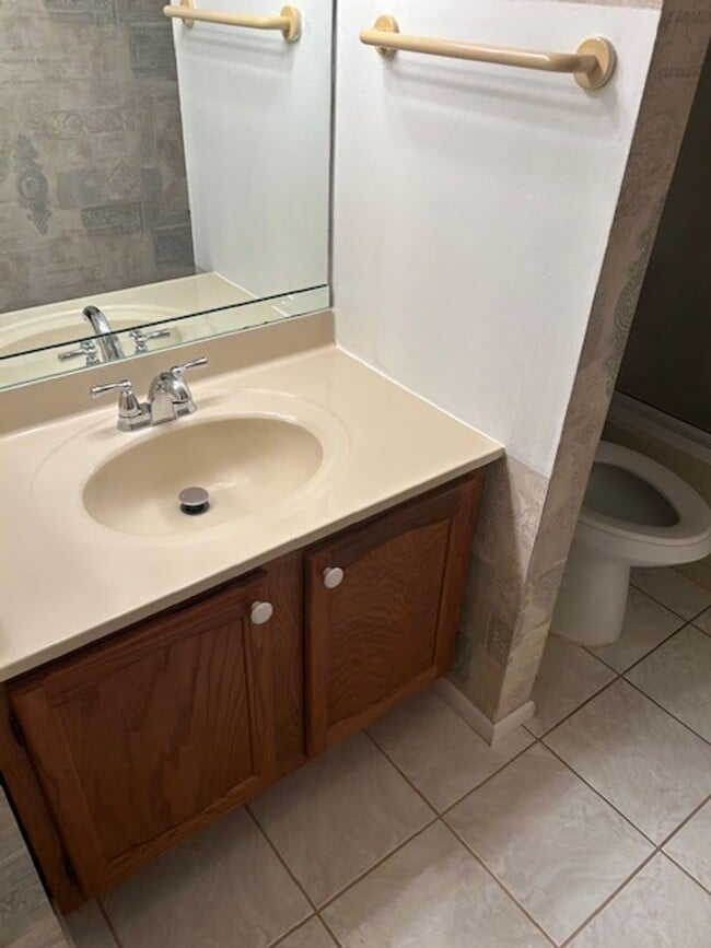 Building Photo - Well maintained 2/2 condo in 55+ community