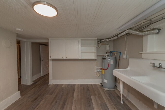 Building Photo - $699- Updated 2 bed/1 bath apartment near Medical Center, with brand-new appliances!