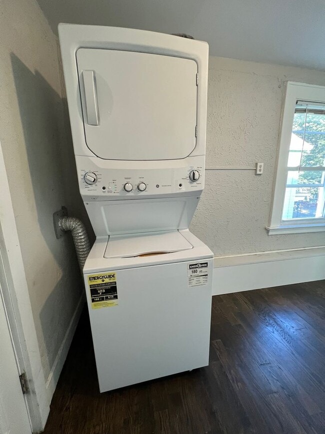 Building Photo - 70 William St