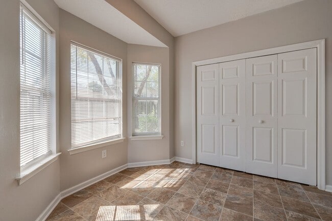Building Photo - 1st Floor Primary Bedroom - Kiln Creek