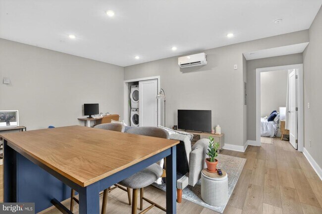 Building Photo - 6712 Ridge Ave