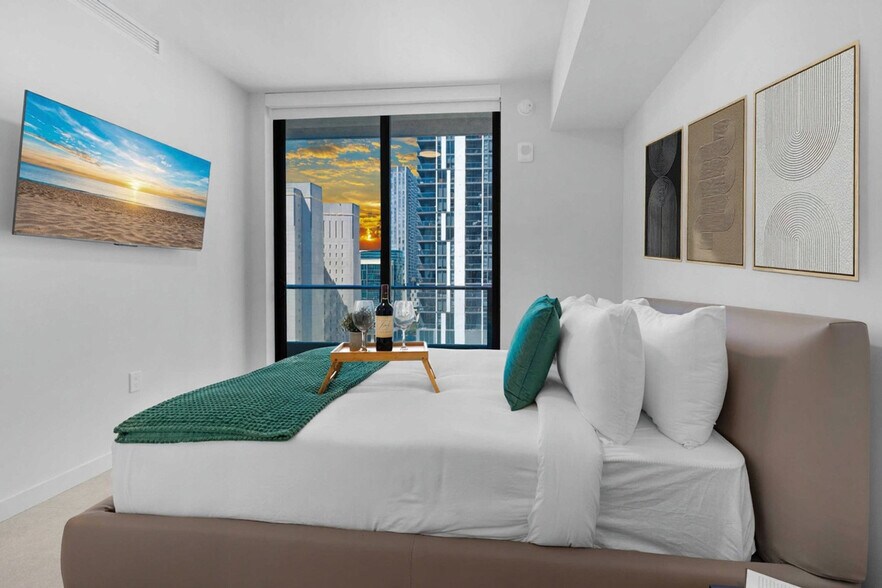 Building Photo - 501 NE 1st Ave