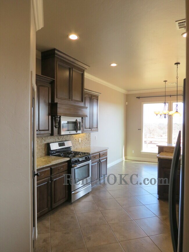 Building Photo - Stunning 3 Bed/2 Bath with office with bea...