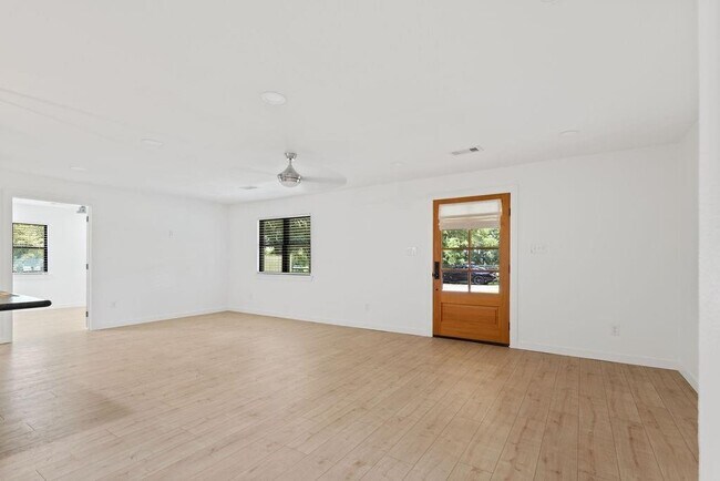 Building Photo - 2802 County Rd 209