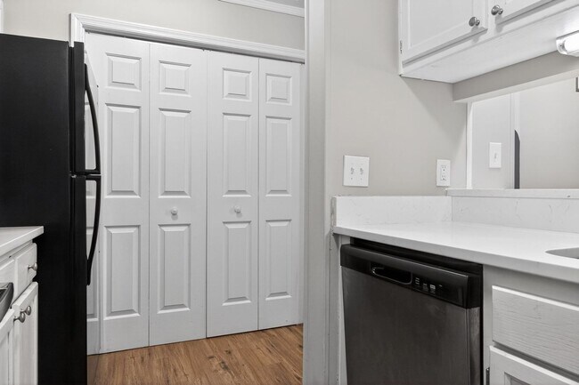 Building Photo - Spacious 3BR Condo in Fayetteville