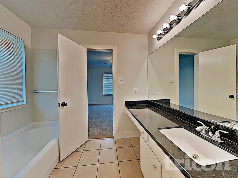 Building Photo - 15810 W Park Ct